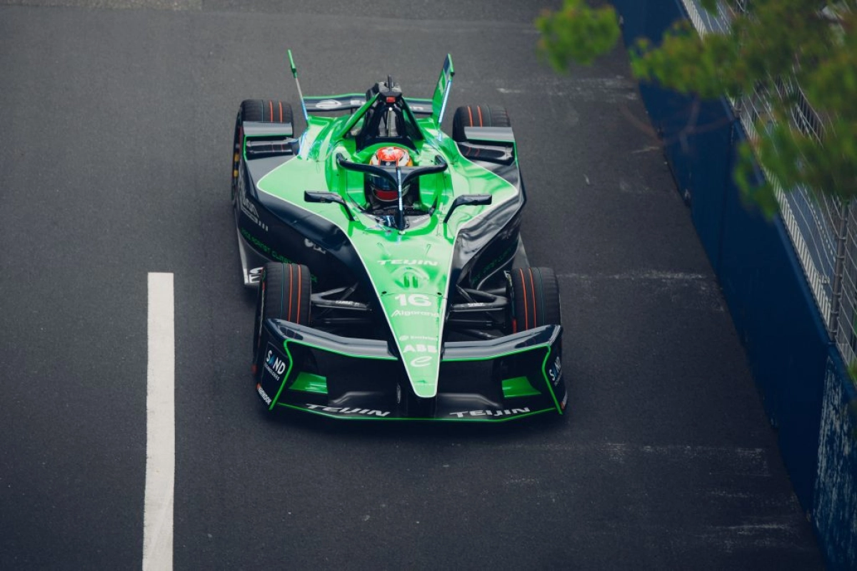 Spacesuit Media Paddy McGrath 560366